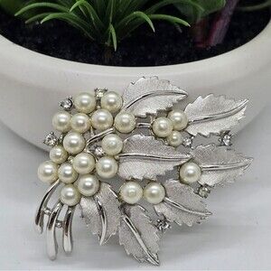 Crown TRIFARI Silver-tone Pearl Brooch Pin Vintage